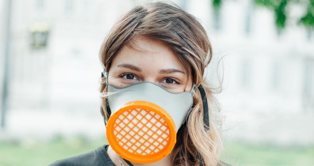Des acteurs économiques de la région Auvergne-Rhône-Alpes se mobilisent dans la lutte contre la pandémie de Covid-19 pour produire un masque de protection réutilisable