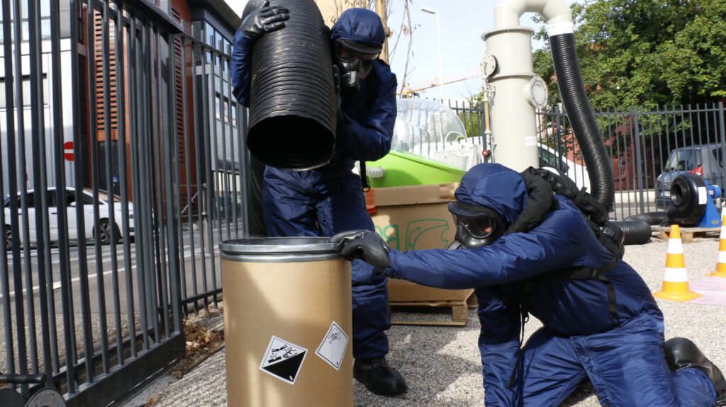 LES TEXTILES DE PROTECTION DANS L’AVENIR ? Agent manipule ventilation TICs